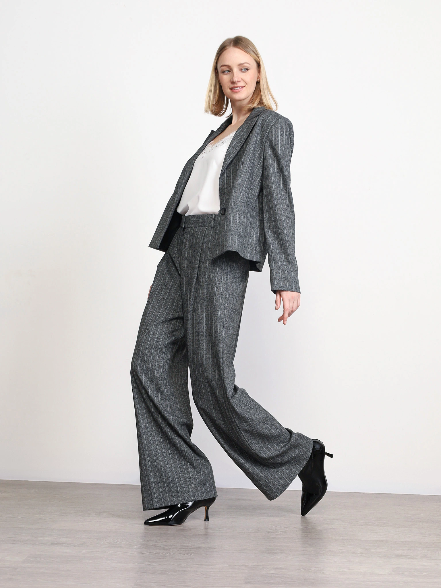 Брюки темно-серого цвета в полоску свободного кроя